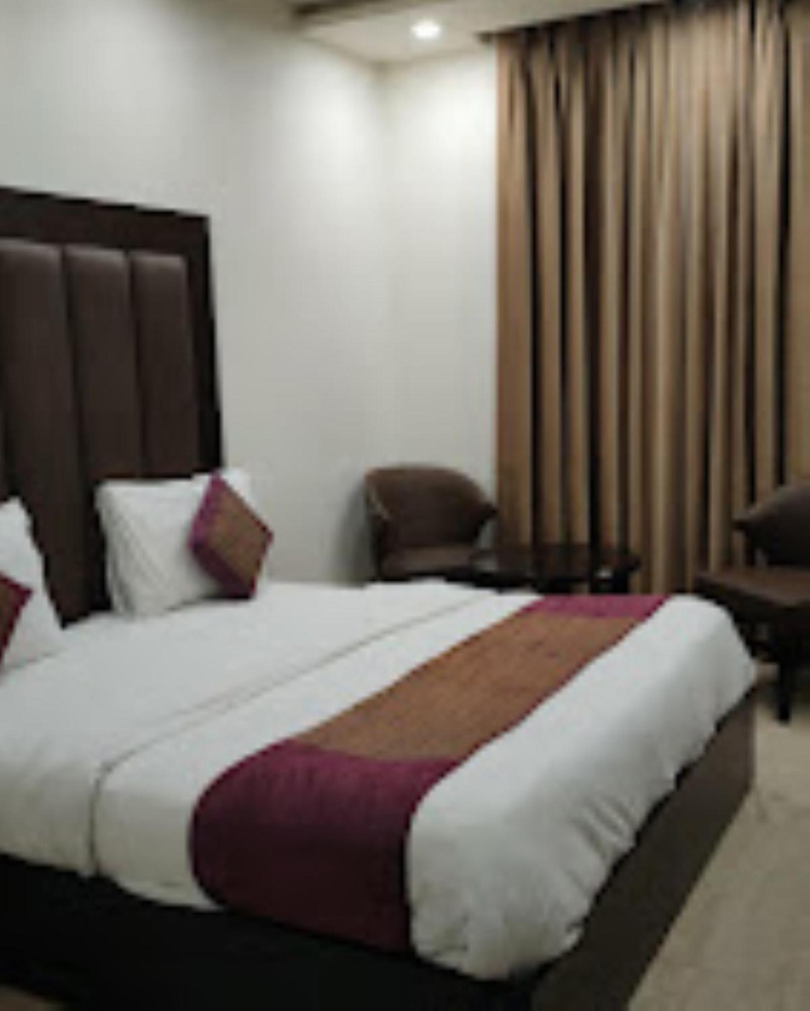 Hotel Royal Palace Hapur Ngoại thất bức ảnh