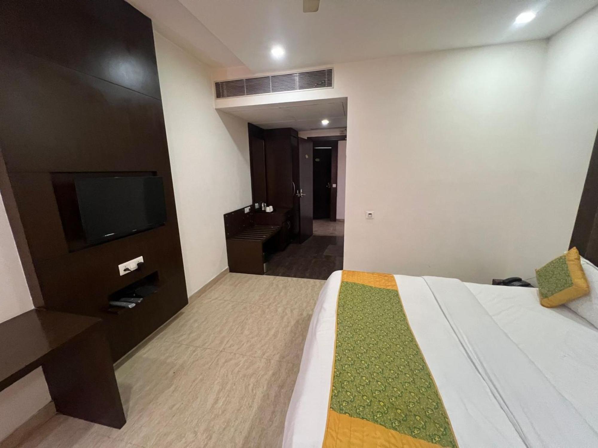 Hotel Royal Palace Hapur Ngoại thất bức ảnh