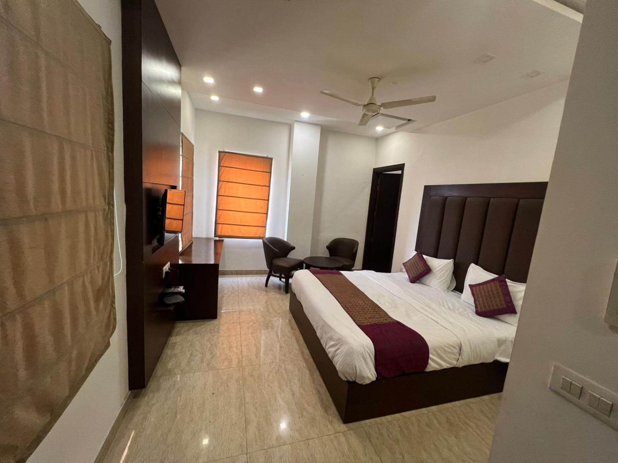 Hotel Royal Palace Hapur Ngoại thất bức ảnh