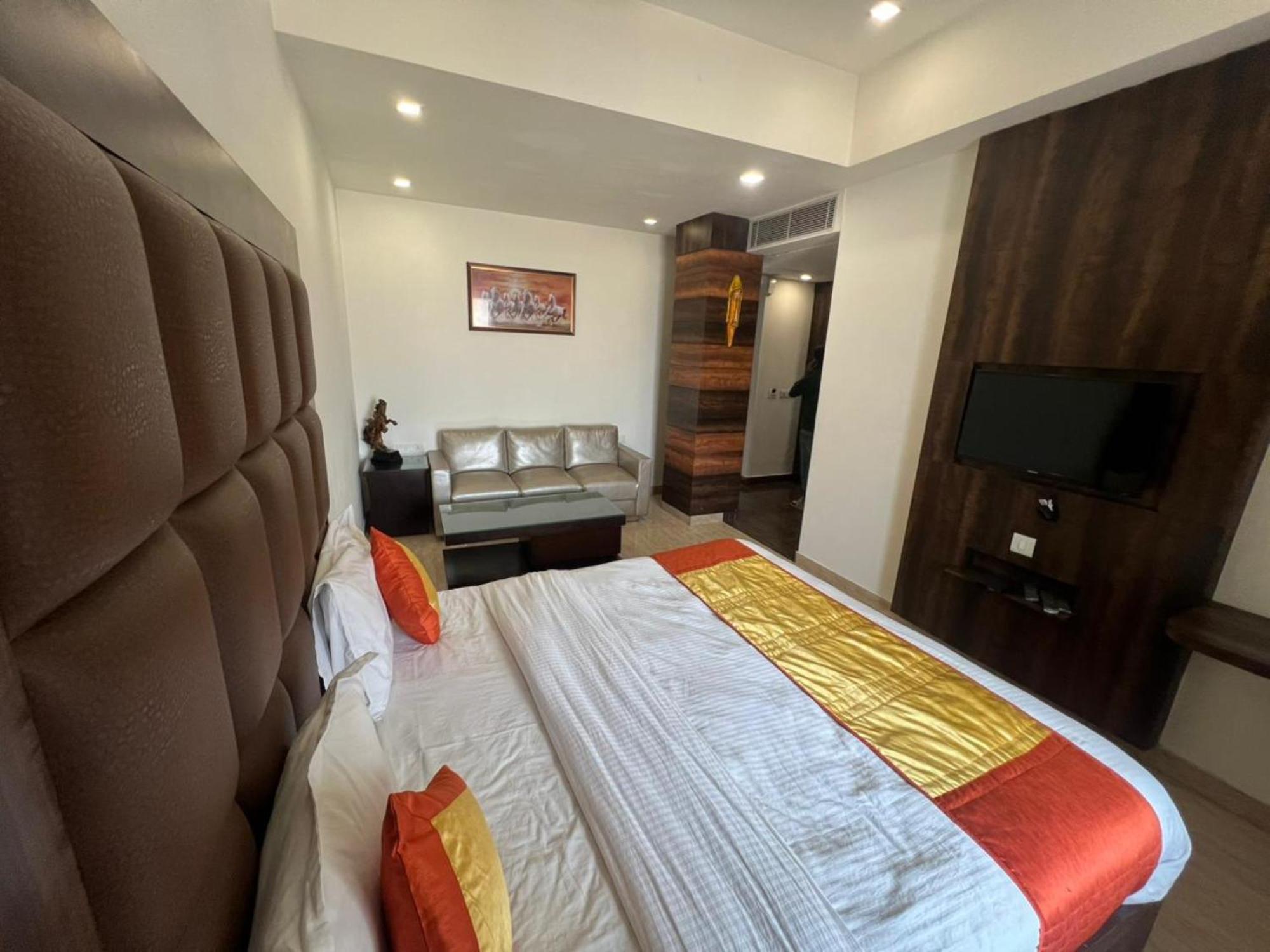 Hotel Royal Palace Hapur Ngoại thất bức ảnh