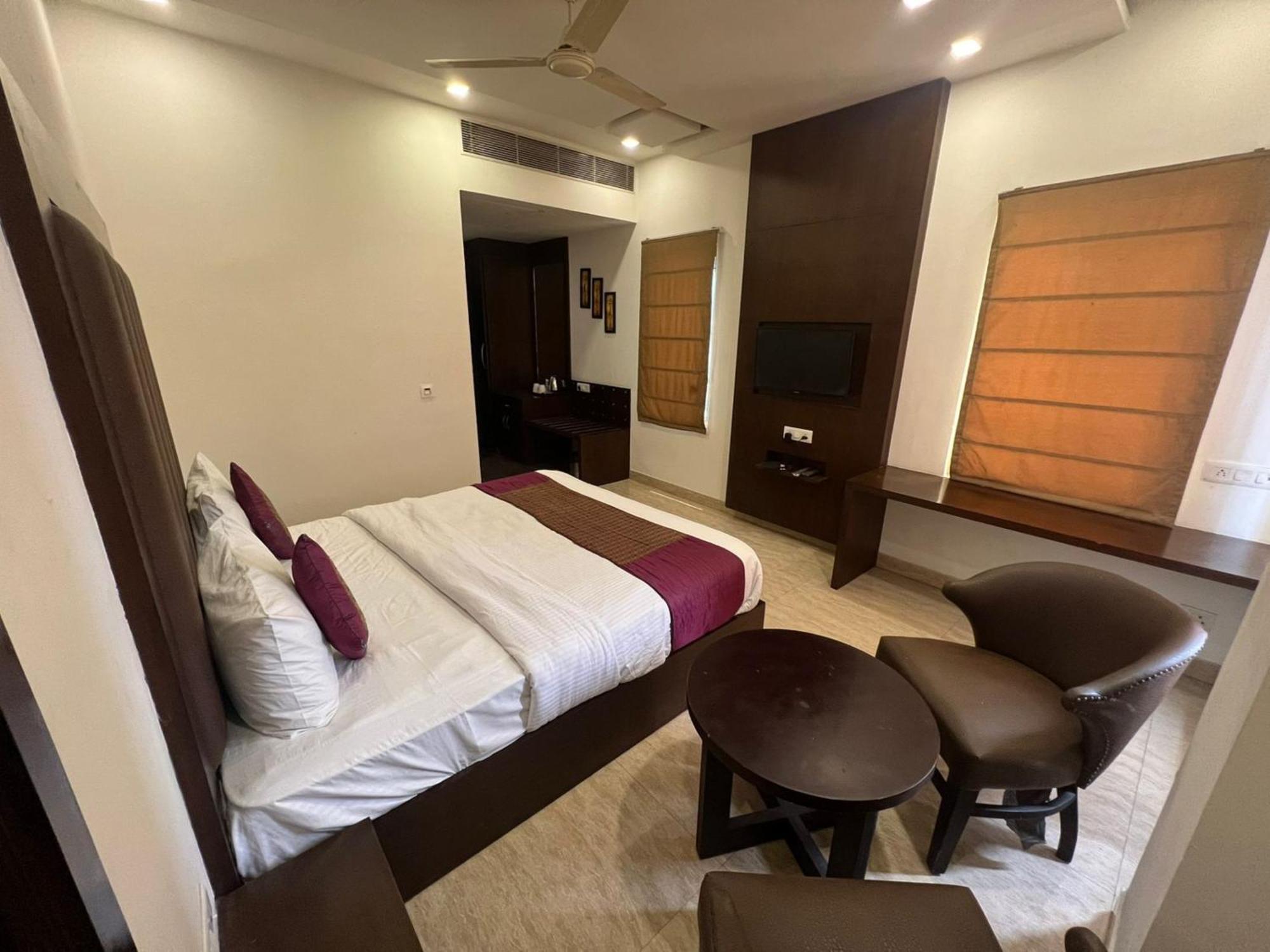 Hotel Royal Palace Hapur Ngoại thất bức ảnh