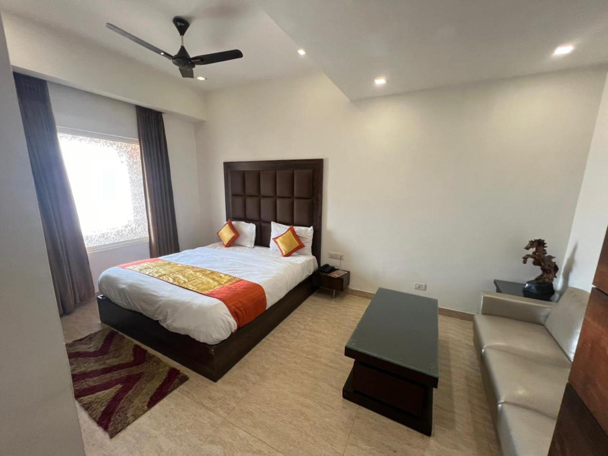 Hotel Royal Palace Hapur Ngoại thất bức ảnh