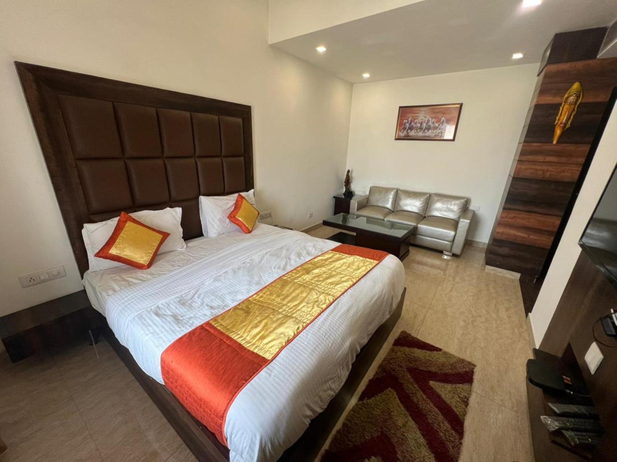 Hotel Royal Palace Hapur Ngoại thất bức ảnh