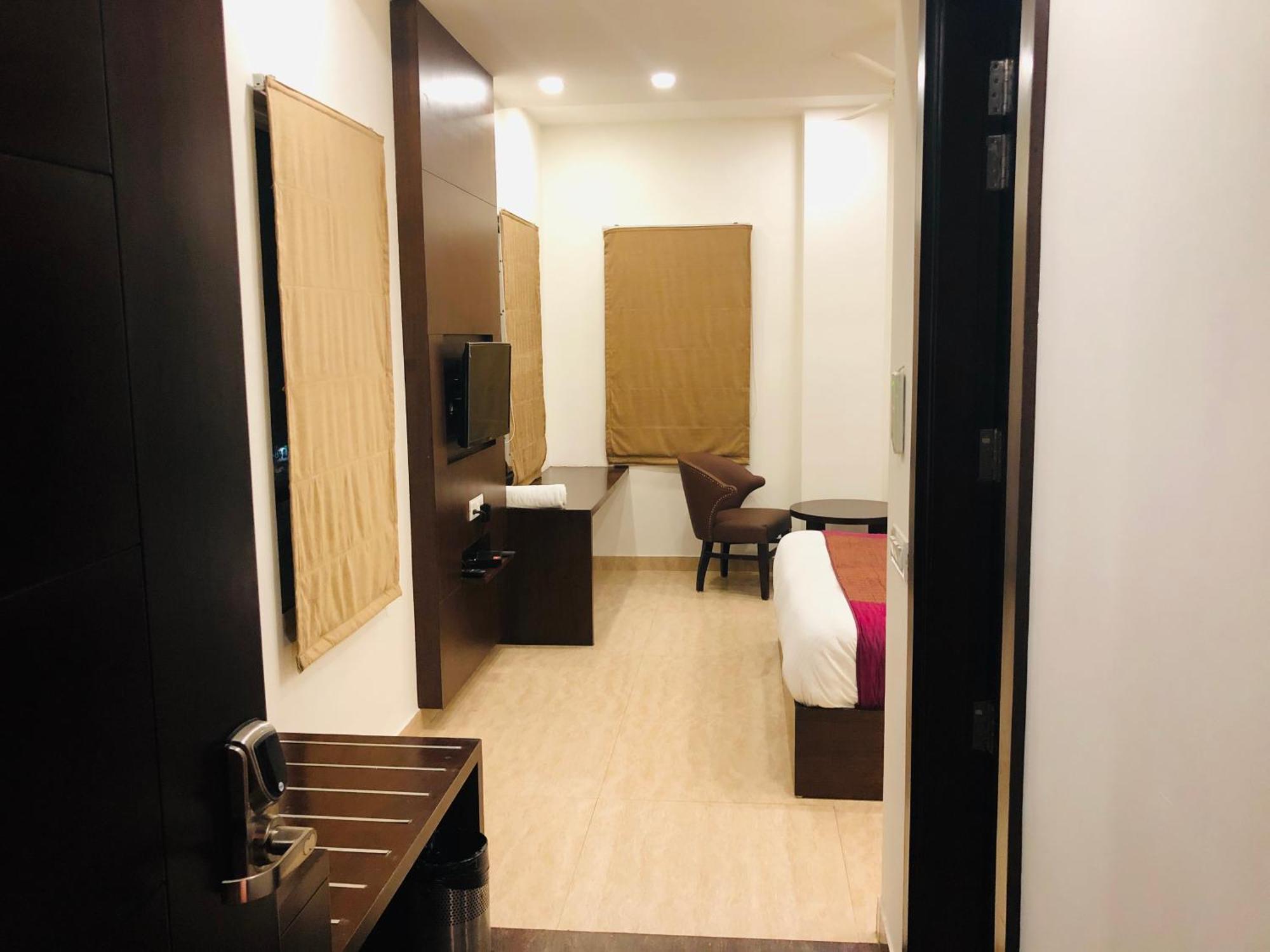 Hotel Royal Palace Hapur Ngoại thất bức ảnh